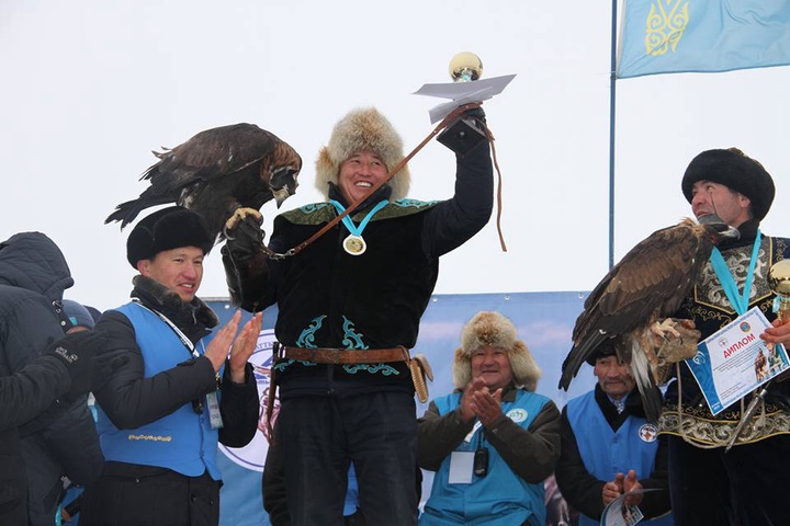Қояндыда өткен құсбегілер сайысында тараздық бүркітшілер топ жарды 