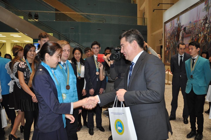 Аслан Сәрінжіпов Президенттік олимпиаданың жеңімпаздарымен кездесті