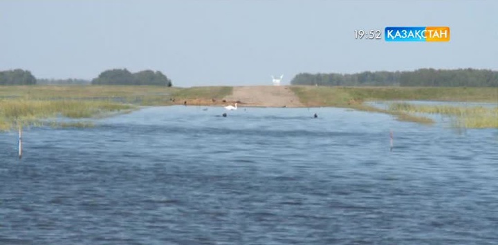 Солтүстік Қазақстанда су тасқынынан зардап шеккен күре жолды жергілікті кәсіпкерлер жөндейтін болды
