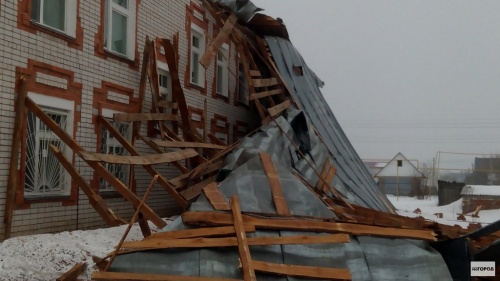 Павлодар облысында қатты жел бірқатар нысанның шатырын ұшырып әкеткен