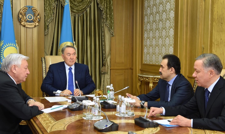 Елбасы Мәжіліс төрағасы Қабиболла Жақыповпен және Кәрім Мәсімовпен консультация өткізді