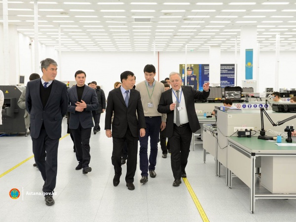 Ә.Исекешев пен Астана қаласының әкімі елорданың өндірістік кәсіпорындарын аралады