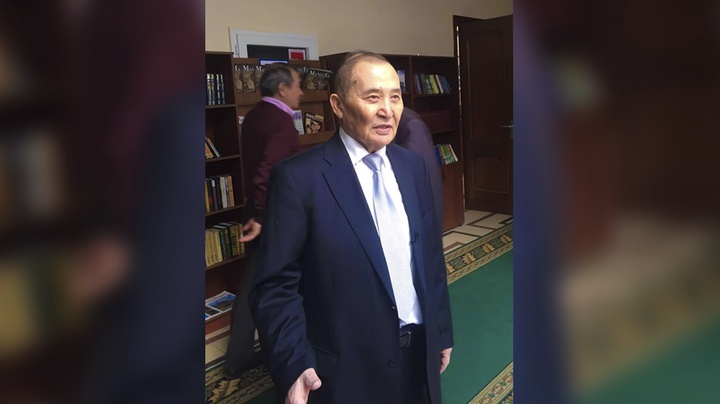 Әкім Тарази Ұлттық академиялық кітапханаға кітап топтамасын сыйға тартты