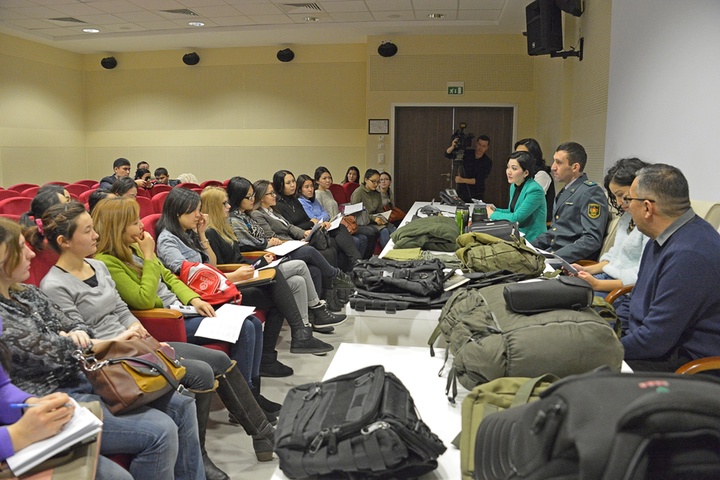 Әскери қызметшілер болашақ журналистерді соғыс жағдайында жұмыс істеуге үйретуде