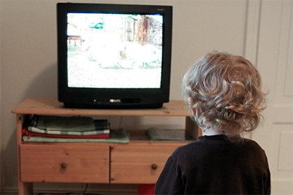 ДДСҰ-ның өкілдері шылым шегіп тұрған көріністі экраннан балаларға көрсетпеуге шақырды