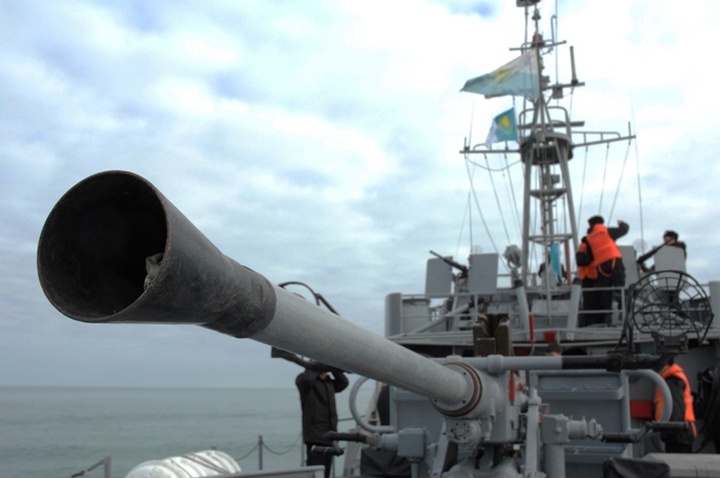 Военные моряки Казахстана начали подготовку к морскому биатлону-2016