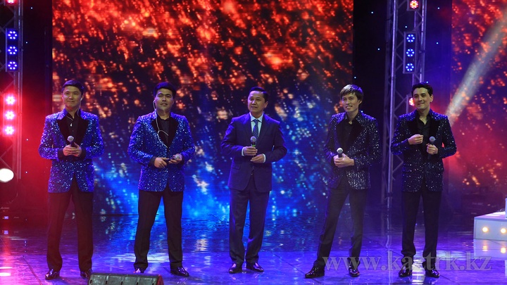 «Жігіттер» квартеті алғаш рет сахнада продюссері Ерғали Әбдірайымовпен бірге «Жан досым» әнін шырқады