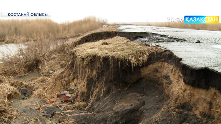 Қостанай облысында күре жолдарды су шайып, көлік қатынасы үзілген