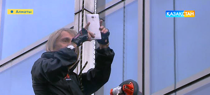 «Өрмекші адам» атанған Ален Робер Алматыдағы «Еsentai Tower»-дің  төбесіне шықты (ВИДЕО)
