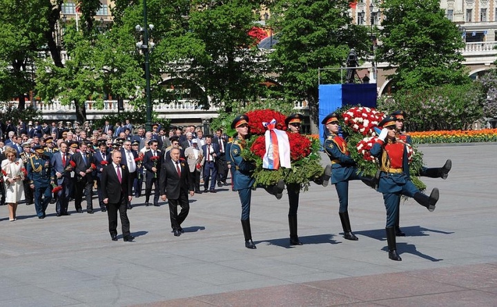 Нұрсұлтан Назарбаев Мәскеуде Белгісіз солдат бейітіне гүл шоқтарын қойды