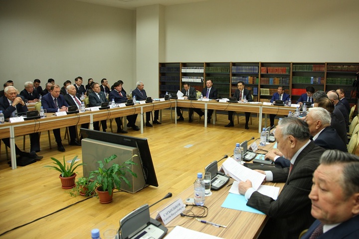 Запрещено нотариальное оформление сделок по приобретению иностранцами земли у резидентов РК - А.Мырзахметов