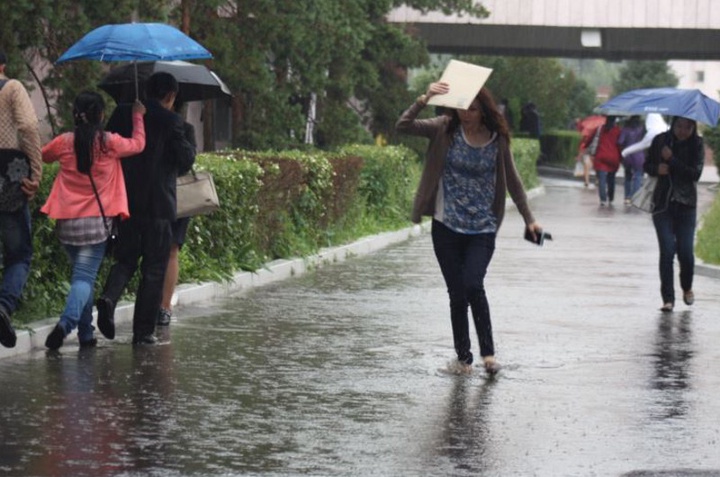 Алматыда толассыз жауған жаңбырдан 127 жеке үйдің ауласы суға толды