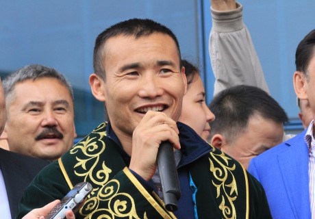 Каната Ислама встретили в международном аэропорту Алматы