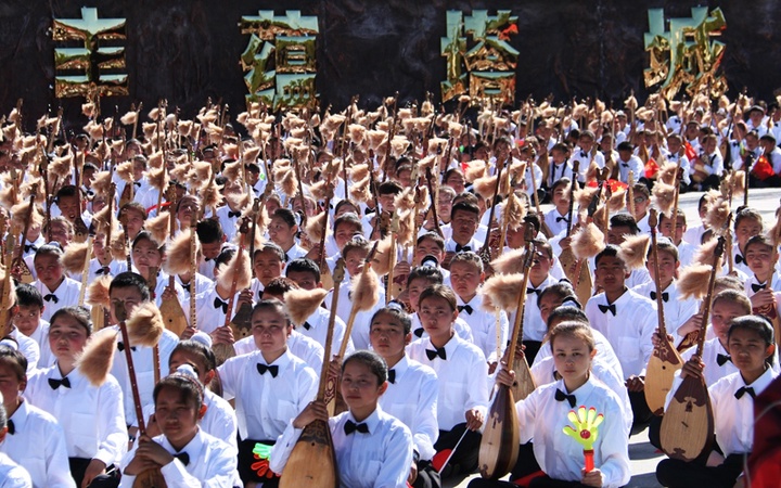 Қытайда 1000 адам бір уақытта күй шертті