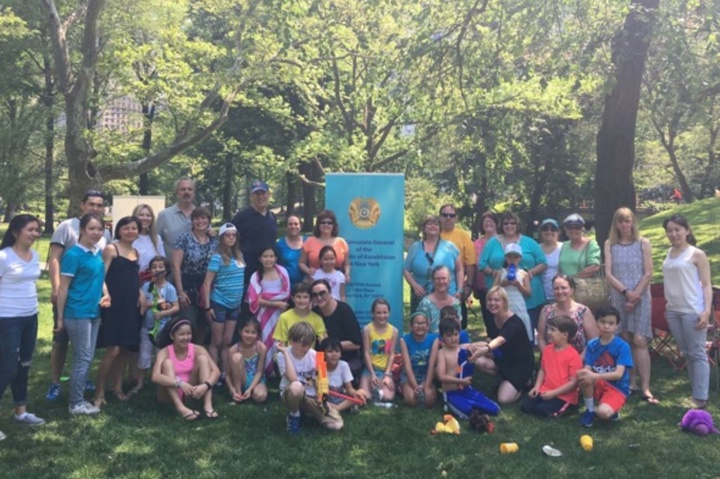 Нью-Йорктегі Бас консулдық америкалықтар асырап алған қазақстандық балаларды мерекемен құттықтады