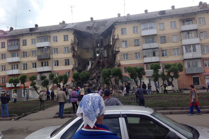 Ресейде көпқабатты үйдің кіреберісі опырылып түсті (ВИДЕО)