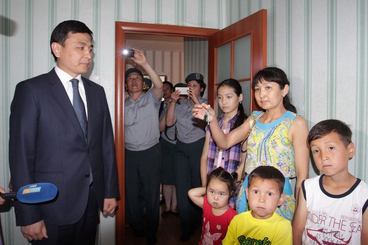 БҚО әкімі Ақтөбеде ерлікпен қаза тапқан Б.Қалиевтің отбасына үш бөлмелі пәтер кілтін табыс етті 