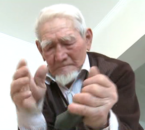 Алматы облысында алақанымен тас сындыратын қария тұрады