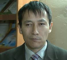 Зағип жігіт Жапонияның мүгедектерге арналған бағдарламаларын аударуда