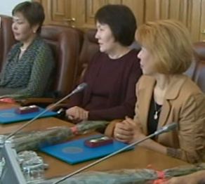 Қыз-келіншектерге пәтер кілттері тарту етілді