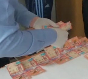 В Костанайской области дорожный полицейский задержан за взятку