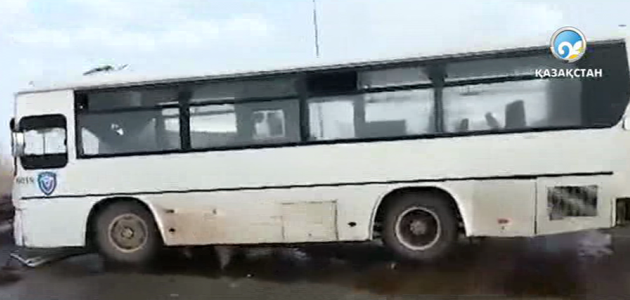 Жолаушылар автобусы мен кран соқтығысты