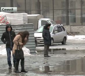 Улицы Семея затопило талыми водами