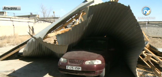 Атырауда дауыл ғимараттардың шатырын ұшырып әкетті