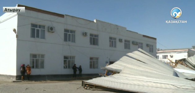 Атырауда дауыл ғимараттардың шатырын ұшырып әкетті (толығырақ)