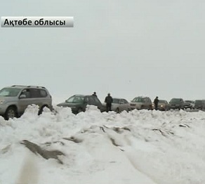 Мыңнан аса көлік қар астында қалды