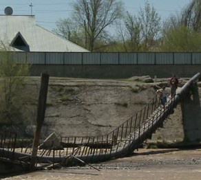 Шымкентте жаяу жүргінші өтетін көпір құлады (толығырақ)