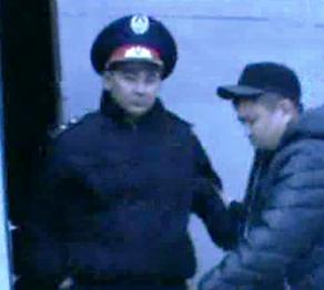 Полицейлер парамен ұсталды