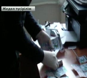 Курчатов қаласы әкімшілігінің қызметкері пара алып жатқан жерінде ұсталды