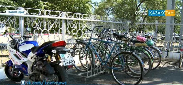 Ақсу ферроқорытпа зауытының жұмыскерлері зауыт аумағында велосипедпен жүреді