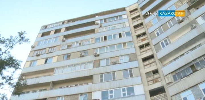 Ақтауда 4 жасар баланың үстіне биіктен теледидар құлады