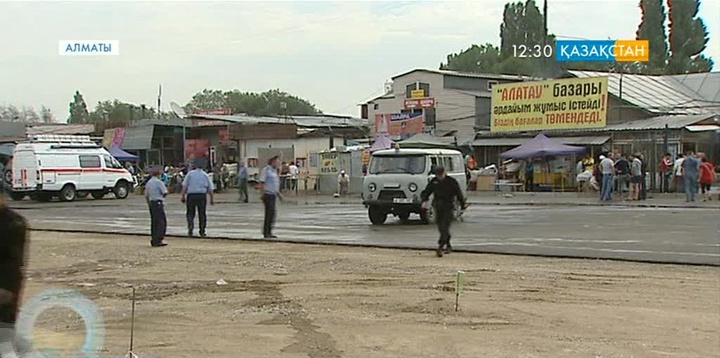 В Алматы загорелась барахолка