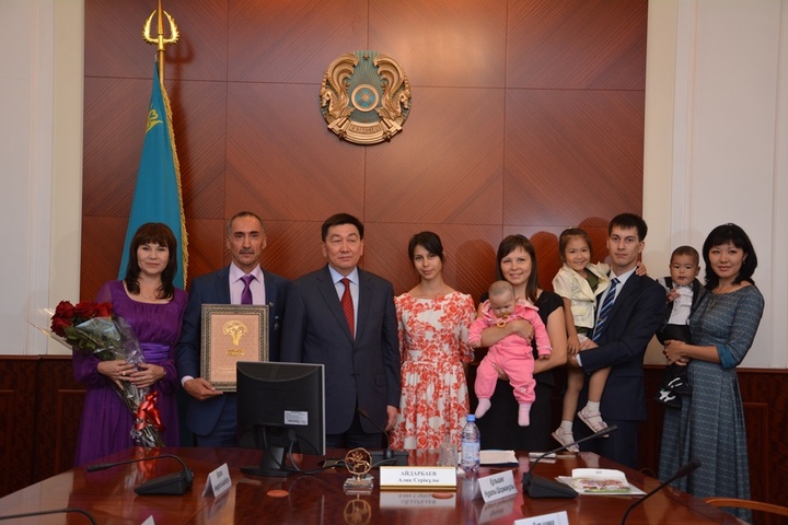 Маңғыстау облысында «Мерейлі отбасы» байқауы жеңімпаздарының суреті бейнеленген баннер ілінеді