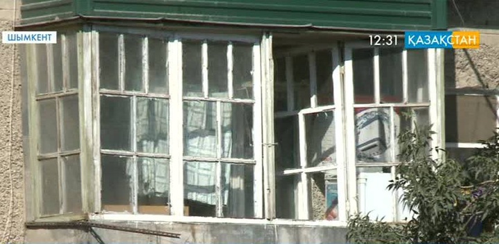 Шымкентте бүлдіршін бесінші қабаттан құлады