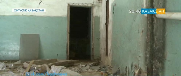 Арыс қаласының жұрты амалсыздан көпқабатты апатты үйде тұруда