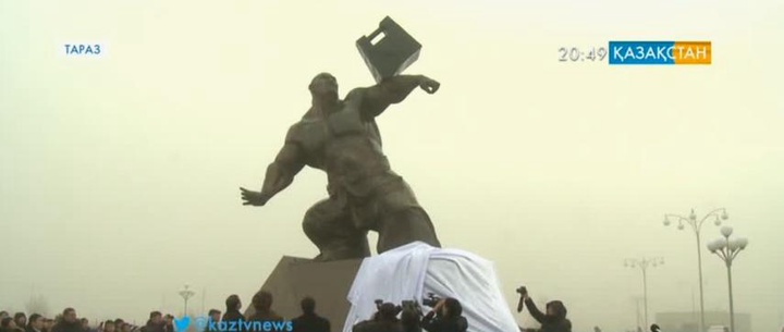 Таразда Балуан Шолаққа ескерткіш орнатылды