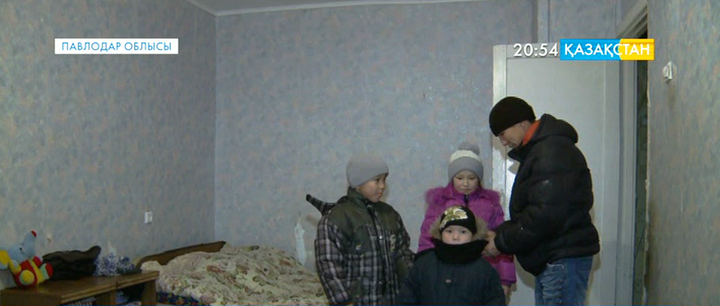 Павлодар облысында 30-дан енді асқан азамат үш баласын жалғыз өзі тәрбиелеуде