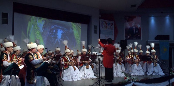 Дина Нұрпейісова атындағы Атырау облыстық Академиялық қазақ халық-аспаптар оркестрі Тәуелсіздік күніне арнап Парижде өнер көрсетуде