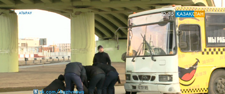 Атырауда автобус екі адамды қағып кетті