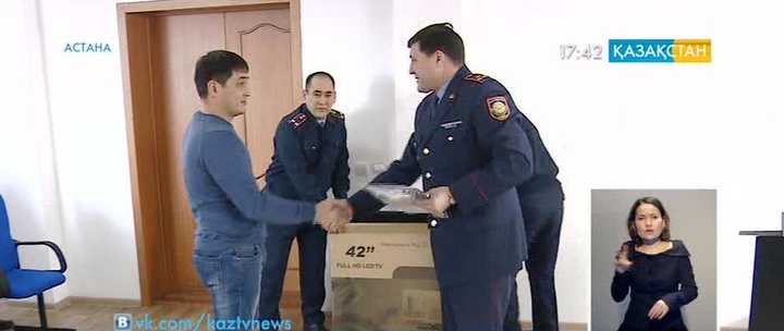 В Астане таксиста наградили за помощь в задержании грабителей