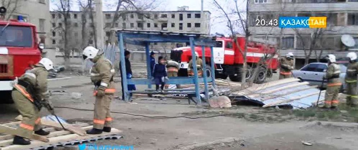 Жамбыл облысында қатты жел бірнеше ғимараттың шатырын ұшырып әкетті