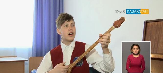 Алексей Лодочников қазақтың 50-ге тарта әні мен 20-ға жуық күйін нақышына келтіре орындайды