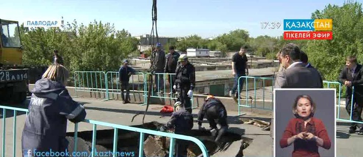 Павлодарда былтыр ғана жөнделген көпірдің ортасы ойылып түсті