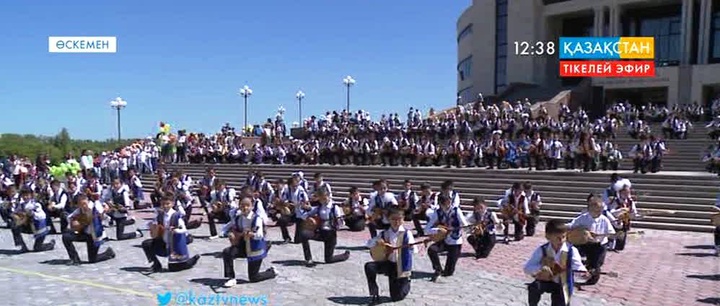 Өскеменде бір мезетте 500 бала домбыра шертті