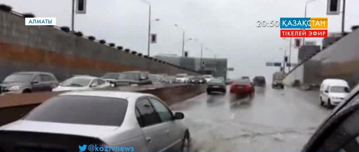 Алматыда толассыз жауған жаңбырдан көлік қозғалысы қиындады