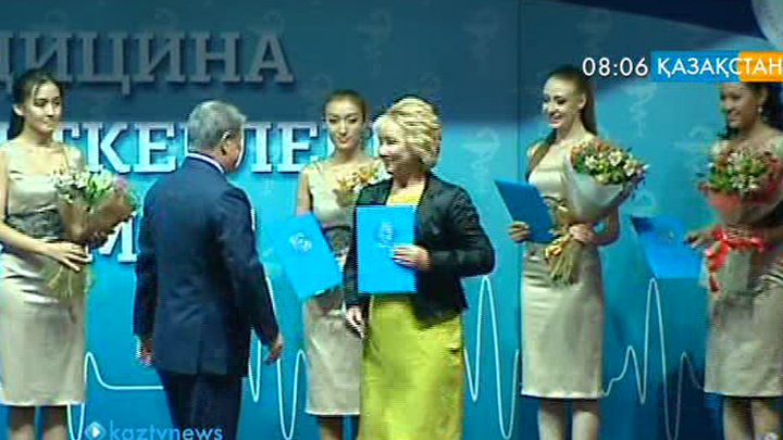 Ахметжан Есімов дәрігерлерге «ҚР Денсаулық сақтау саласының үздігі» төсбелгілерін табыстады